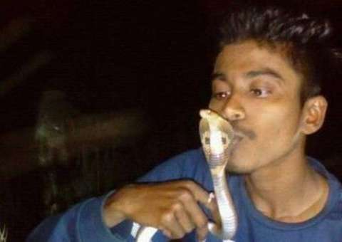 Jovem decide fazer selfie beijando cobra após resgatá-la e o pior acontece