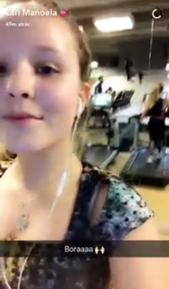 Solteira, Larissa Manoela mostra cinturinha na academia aos 16