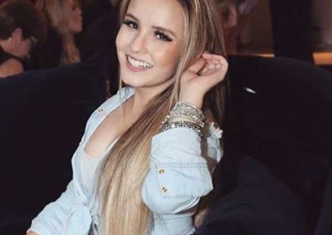 Solteira, Larissa Manoela mostra cinturinha na academia aos 16