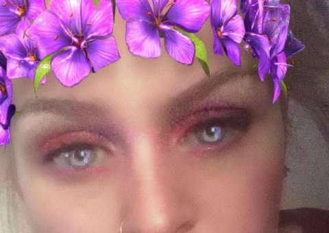 Suposta entidade 'demoníaca' aparece em selfie e intriga internautas 