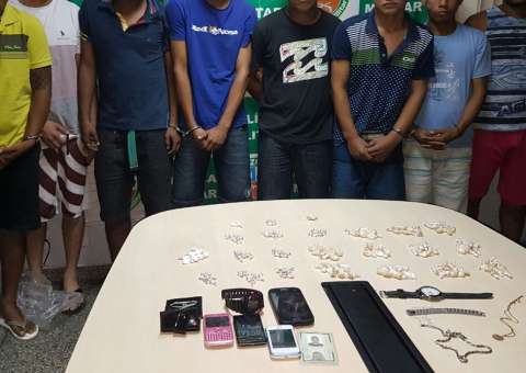 Grupo é detido com 208 trouxinhas de drogas em Manaus