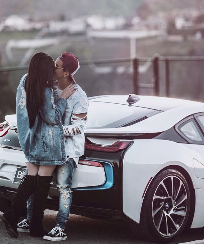  Modelo gata e Biel comemoram 1 mês de namoro e ostentam carrão de luxo