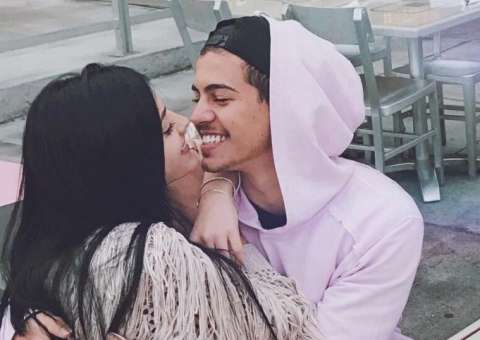  Modelo gata e Biel comemoram 1 mês de namoro e ostentam carrão de luxo