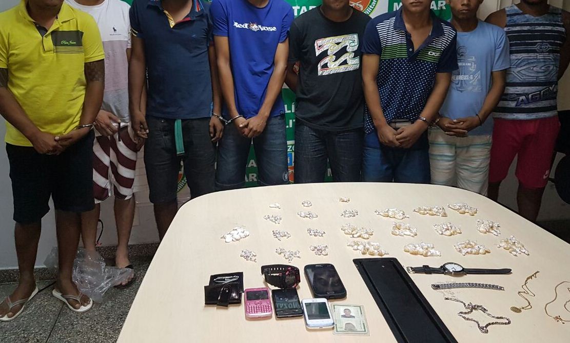 Grupo é detido com 208 trouxinhas de drogas em Manaus