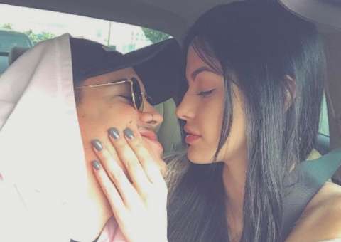  Biel comemora 1 mês de namoro com modelo e ostenta em carrão de luxo nos EUA 