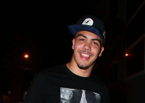    Ao lado de namorada gringa, filho de Ronaldo impressiona pela semelhança com o pai