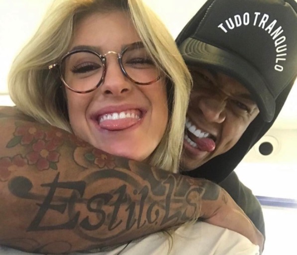 Namorando ex de Neymar, Léo Santana elogia dançarina: 'minha santinha'