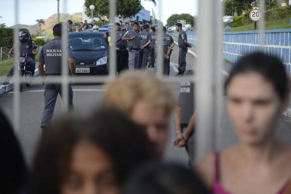 Mulheres continuam em frente aos batalhões e policiais não voltam às ruas no ES
