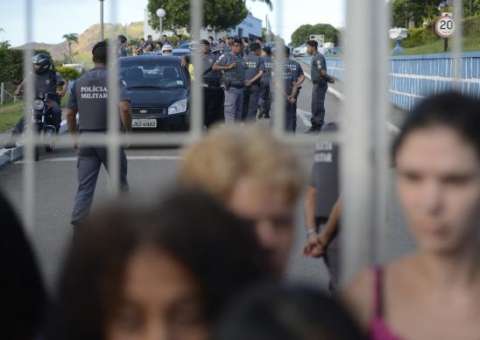 Mulheres continuam em frente aos batalhões e policiais não voltam às ruas no ES