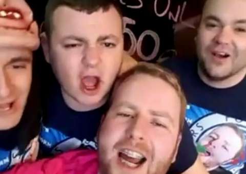 Após três dias de farra, jovem acorda com pálpebras tatuadas 