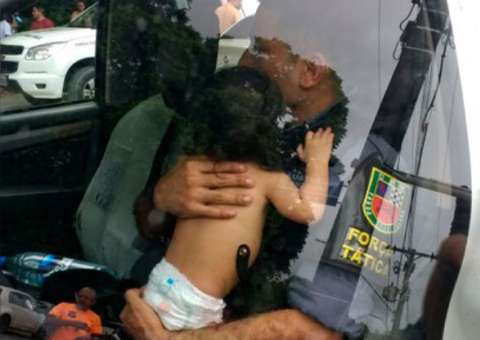 Homem leva bebê durante roubo de carro e capota durante perseguição