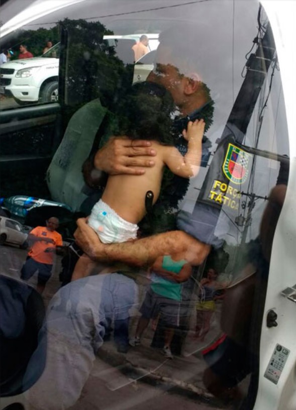 Homem leva bebê durante roubo de carro e capota durante perseguição