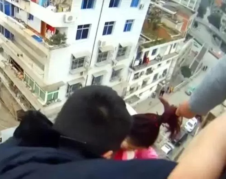 Vídeo: Mulher se joga de prédio de 7 andares e é salva no último segundo