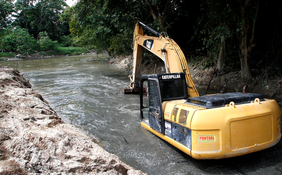 Para evitar alagamentos, 15 igarapés vão receber serviço de dragagem em Manaus