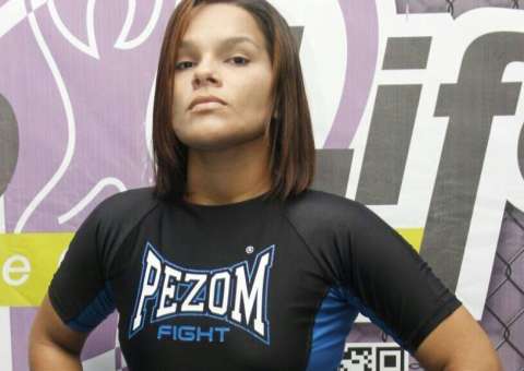 Promessa do MMA feminino do AM viaja para disputar MR. Cage no RJ