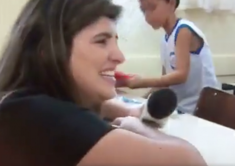 Repórter da Globo cai na gargalhada durante entrevista com menina e vídeo viraliza na internet