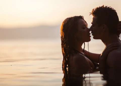 Médico dá dicas para casais que querem transar na praia