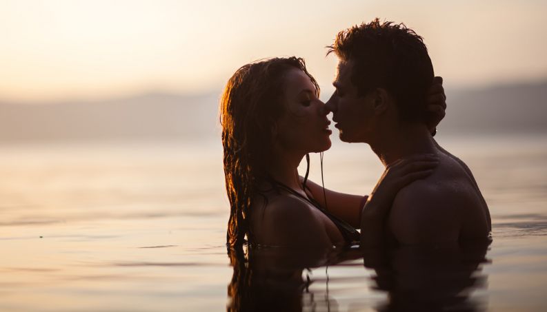 Médico dá dicas para casais que querem transar na praia