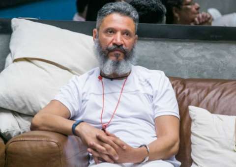 Mãe de ex-BBB preso há 9 meses acusa: ‘armaram para ele’