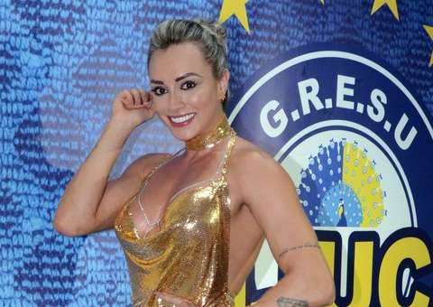 Juju Salimeni mostra bumbum na nuca em vestidinho revelador durante samba 