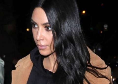   Kim Kardashian sai de vestido transparente e deixa seios completamente à mostra 
