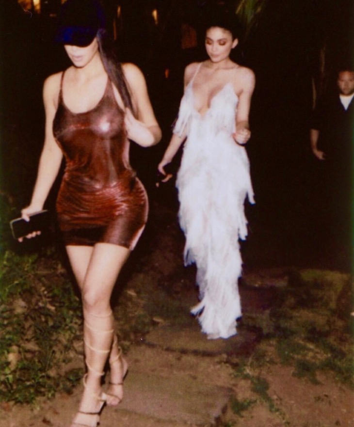   Kim Kardashian sai de vestido transparente e deixa seios completamente à mostra 