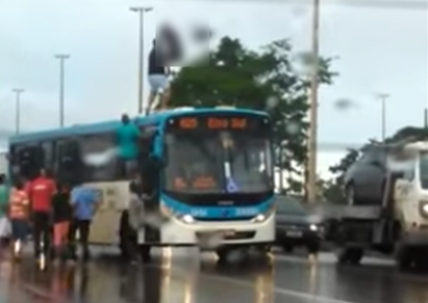 De folga, bombeiro sobe em ônibus para salvar vida de homem que pulou da ponte
