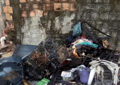 Em Manaus, mãe deixa crianças sozinhas para ir à festa e casa pega fogo