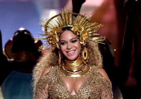 Grammy: Beyoncé exibe barriga de grávida e surpreende em apresentação