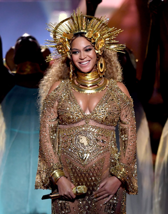 Grammy: Beyoncé exibe barriga de grávida e surpreende em apresentação