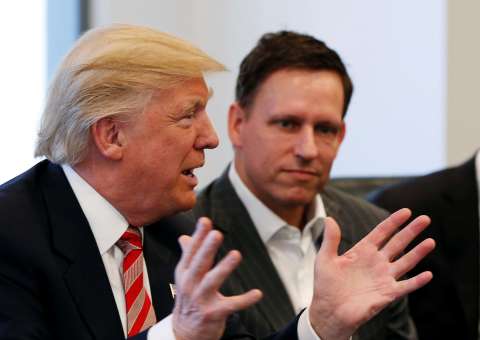 Mulher termina casamento de 22 anos ao descobrir que marido votou em Trump