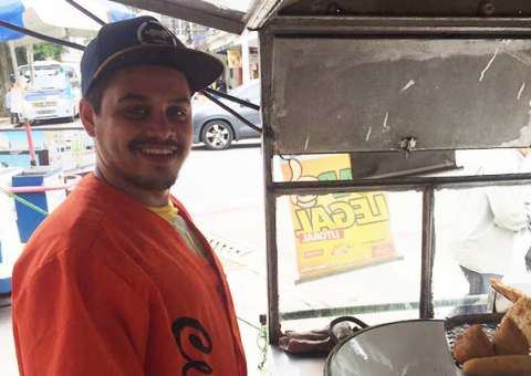 Ex-galã da 'Malhação' vende pastel para sustentar família