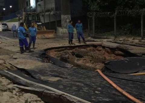 Adutora rompe e compromete o trânsito em avenida de Manaus