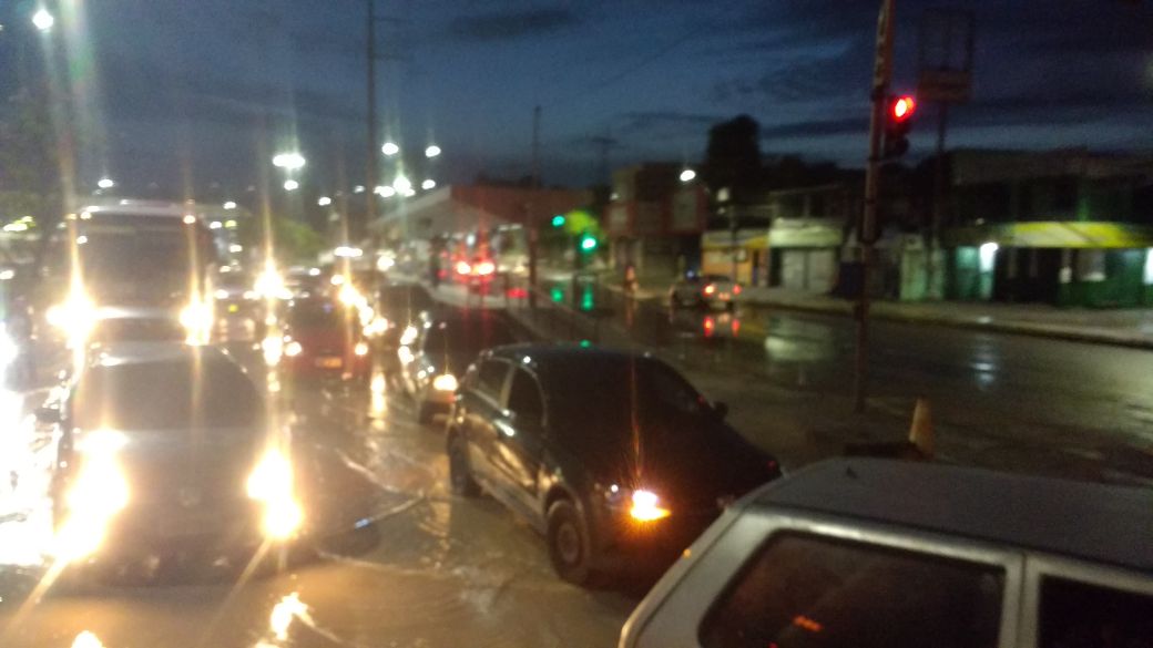 Adutora rompe e compromete o trânsito em avenida de Manaus