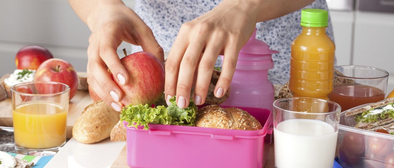 Conheça oito dicas super práticas para montar uma lancheira saudável para as crianças