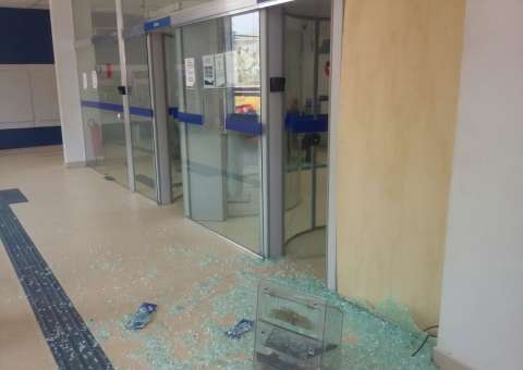 Grupo armado invade agência da Caixa e cliente é baleada durante assalto em Manaus