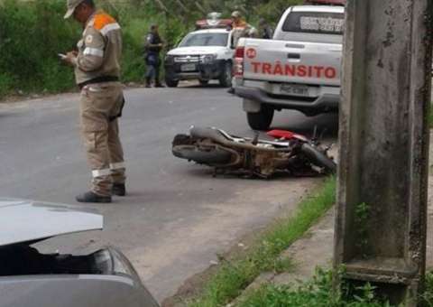 Casal é arremessado após moto se chocar com carro em Manaus