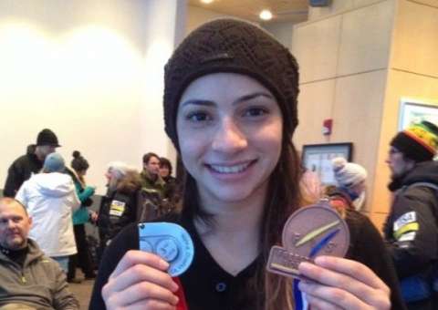 Três anos após acidente, Laís Souza aparece de pé pela primeira vez