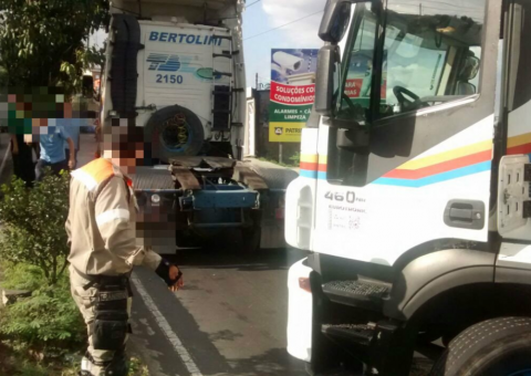 Pane mecânica de carreta e colisão entre veículos deixa trânsito parado em Manaus