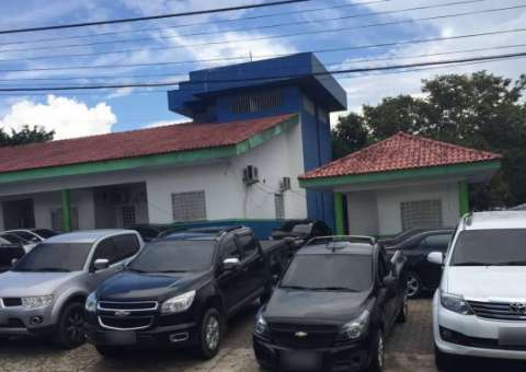 Em Manaus, homem vai ao supermercado e tem carro assaltado de dentro do estacionamento 