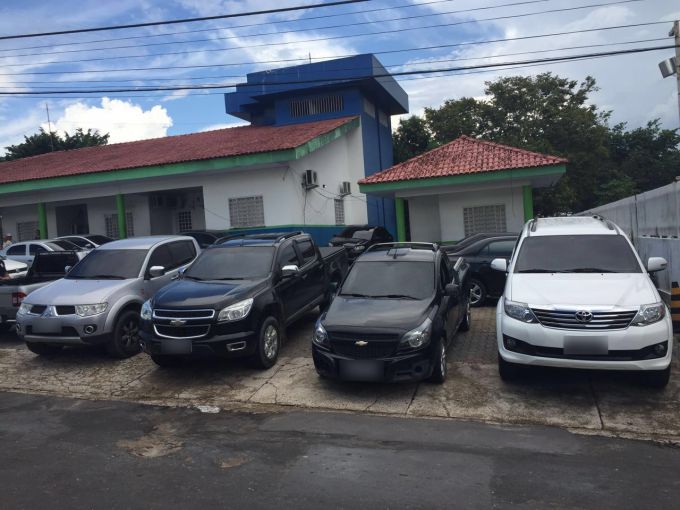 Em Manaus, homem vai ao supermercado e tem carro assaltado de dentro do estacionamento 