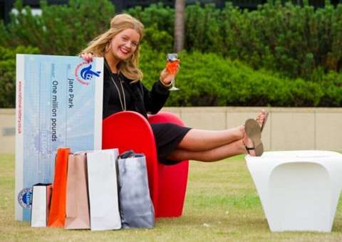 Mulher ganha na loteria e quer processar responsáveis pelo sorteio 