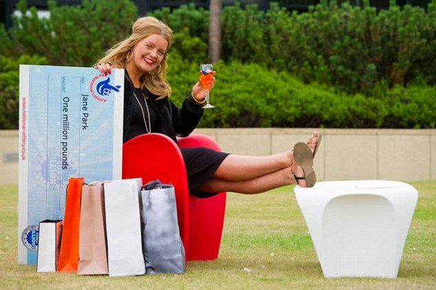 Mulher ganha na loteria e quer processar responsáveis pelo sorteio 