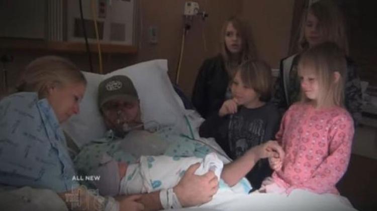 Mãe adianta parto para que marido conheça filha pouco antes de morrer