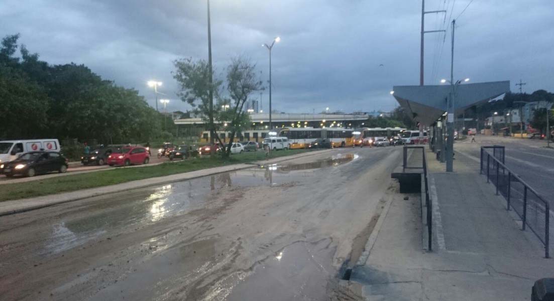 Adutora rompida continua dificultando trânsito em Manaus