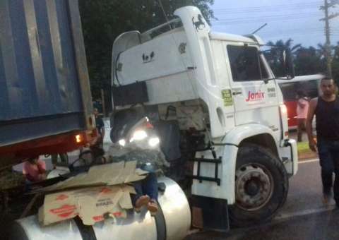 Acidente entre motocicleta e carreta deixa idosa ferida em Manaus 