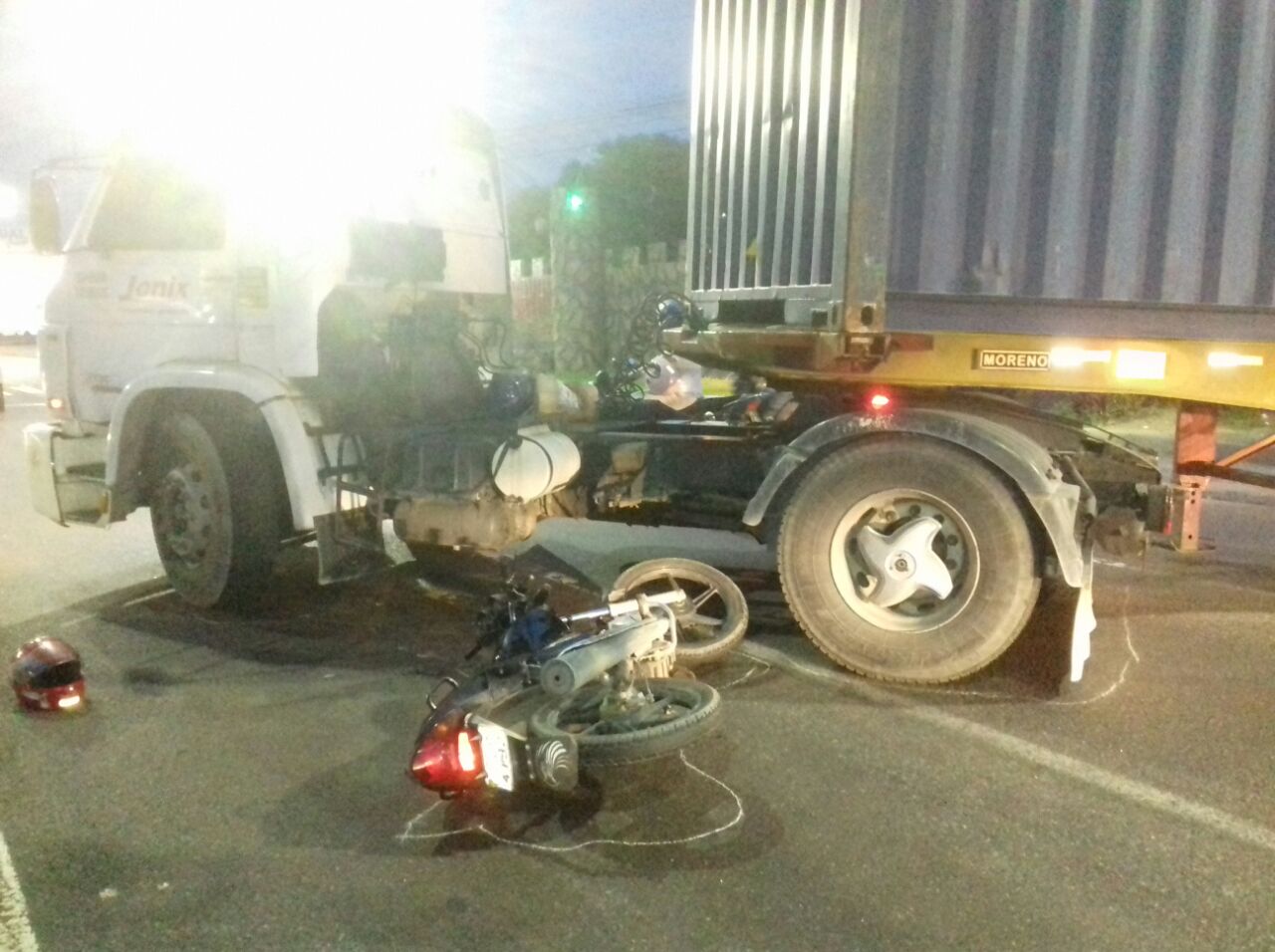 Acidente entre motocicleta e carreta deixa idosa ferida em Manaus 
