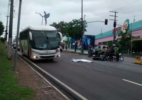 Motociclista morre esmagado por carreta na Zona Oeste de Manaus