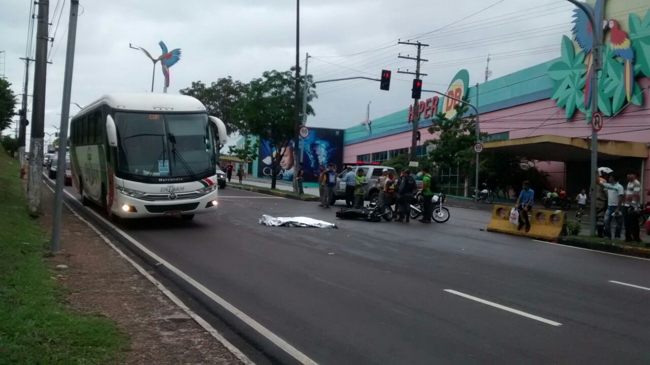 Motociclista morre esmagado por carreta na Zona Oeste de Manaus