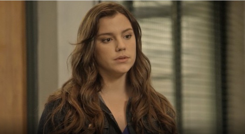 A Lei do Amor: Marina deixa Tiago atordoado ao dar a entender ser Isabela